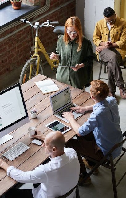 Equipe analisando estrategia digital